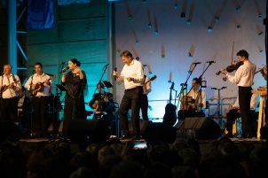 Prifarski muzikanti performing with guests, Nuška Drašček, Irena Vrčkovnik, Tjaša Cigut, Anja Bukovec, Jasmina Levičar and Dado Kladenik. The concert was hosted by Slovenian television and radio host Boštjan Romih.