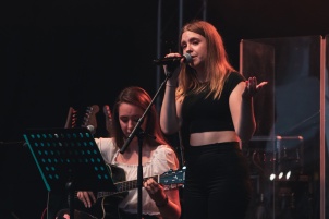 Duo pralina performing at mansion Rakičan as the opening act for Luka Basi.