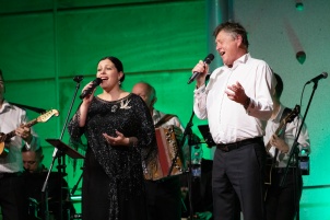 Prifarski muzikanti performing with guests, Nuška Drašček, Irena Vrčkovnik, Tjaša Cigut, Anja Bukovec, Jasmina Levičar and Dado Kladenik. The concert was hosted by Slovenian television and radio host Boštjan Romih.