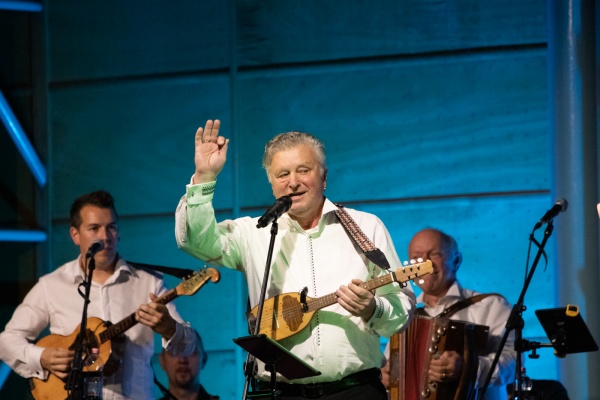 Prifarski muzikanti performing with guests, Nuška Drašček, Irena Vrčkovnik, Tjaša Cigut, Anja Bukovec, Jasmina Levičar and Dado Kladenik.
