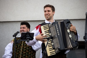 Wine fountain opening at Kapelski Vrh with Sašo Avsenik band