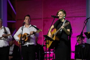 Prifarski muzikanti performing with guests, Nuška Drašček, Irena Vrčkovnik, Tjaša Cigut, Anja Bukovec, Jasmina Levičar and Dado Kladenik. The concert was hosted by Slovenian television and radio host Boštjan Romih.
