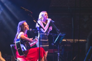 Duo pralina performing at mansion Rakičan as the opening act for Luka Basi.