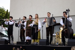 Wine fountain opening at Kapelski Vrh with Sašo Avsenik band