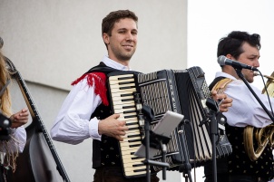 Wine fountain opening at Kapelski Vrh with Sašo Avsenik band